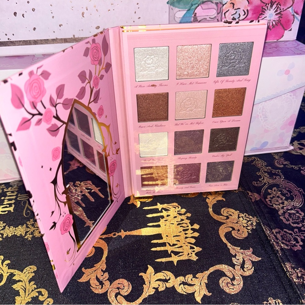 DISNEY Princess Sleeping Beauty AURORA - 12 Color Eyeshadow Palette With Mirror.